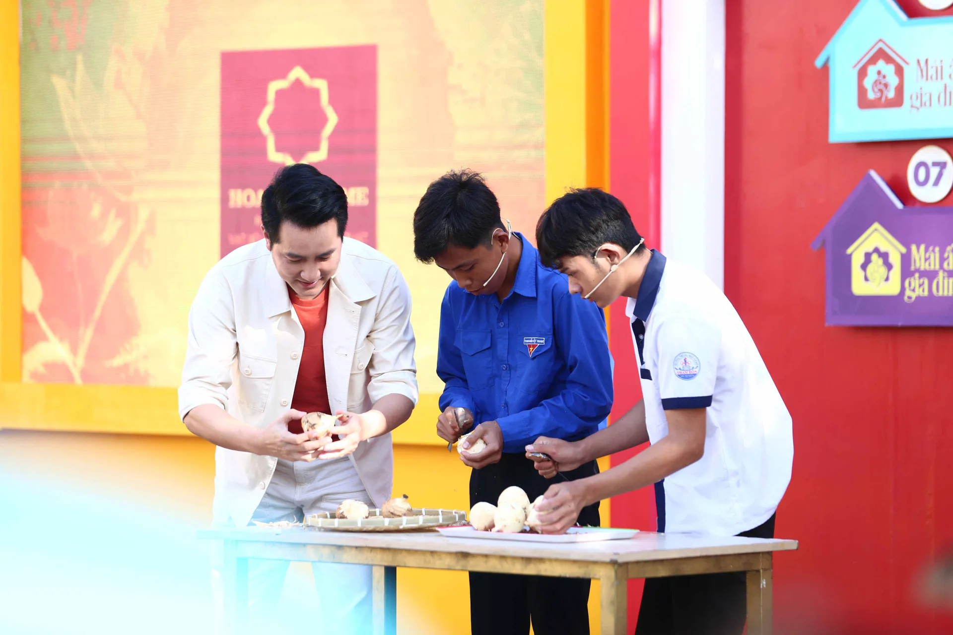 nguyen-phi-hung-va-linh-thuy-dan-gop-suc-mang-ve-105-trieu-dong-cho-cac-em--nho-mo-coi2