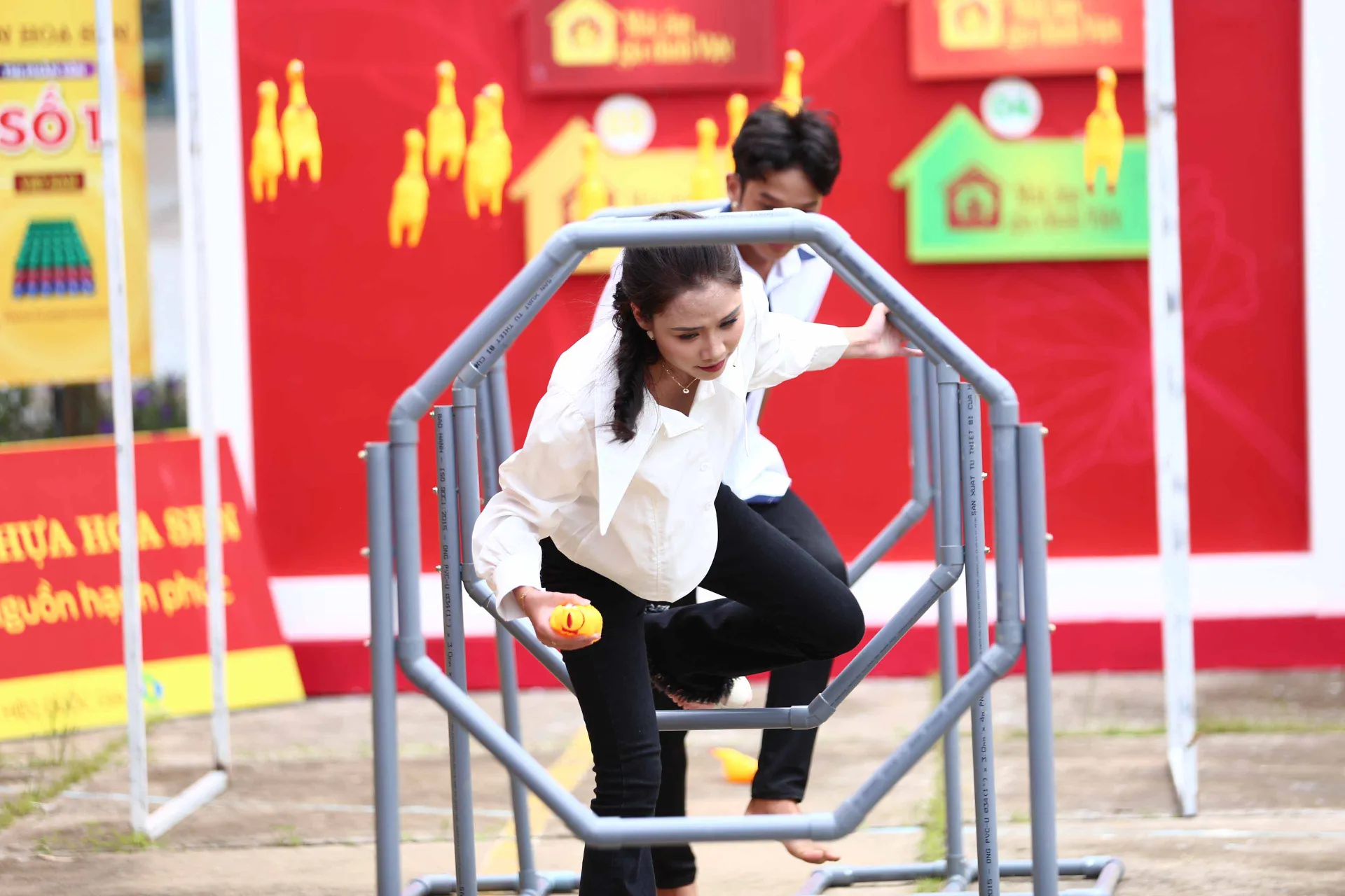 nguyen-phi-hung-va-linh-thuy-dan-gop-suc-mang-ve-105-trieu-dong-cho-cac-em--nho-mo-coi263