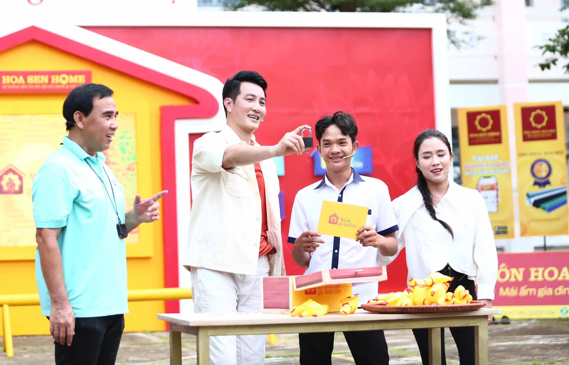 nguyen-phi-hung-va-linh-thuy-dan-gop-suc-mang-ve-105-trieu-dong-cho-cac-em--nho-mo-coi4