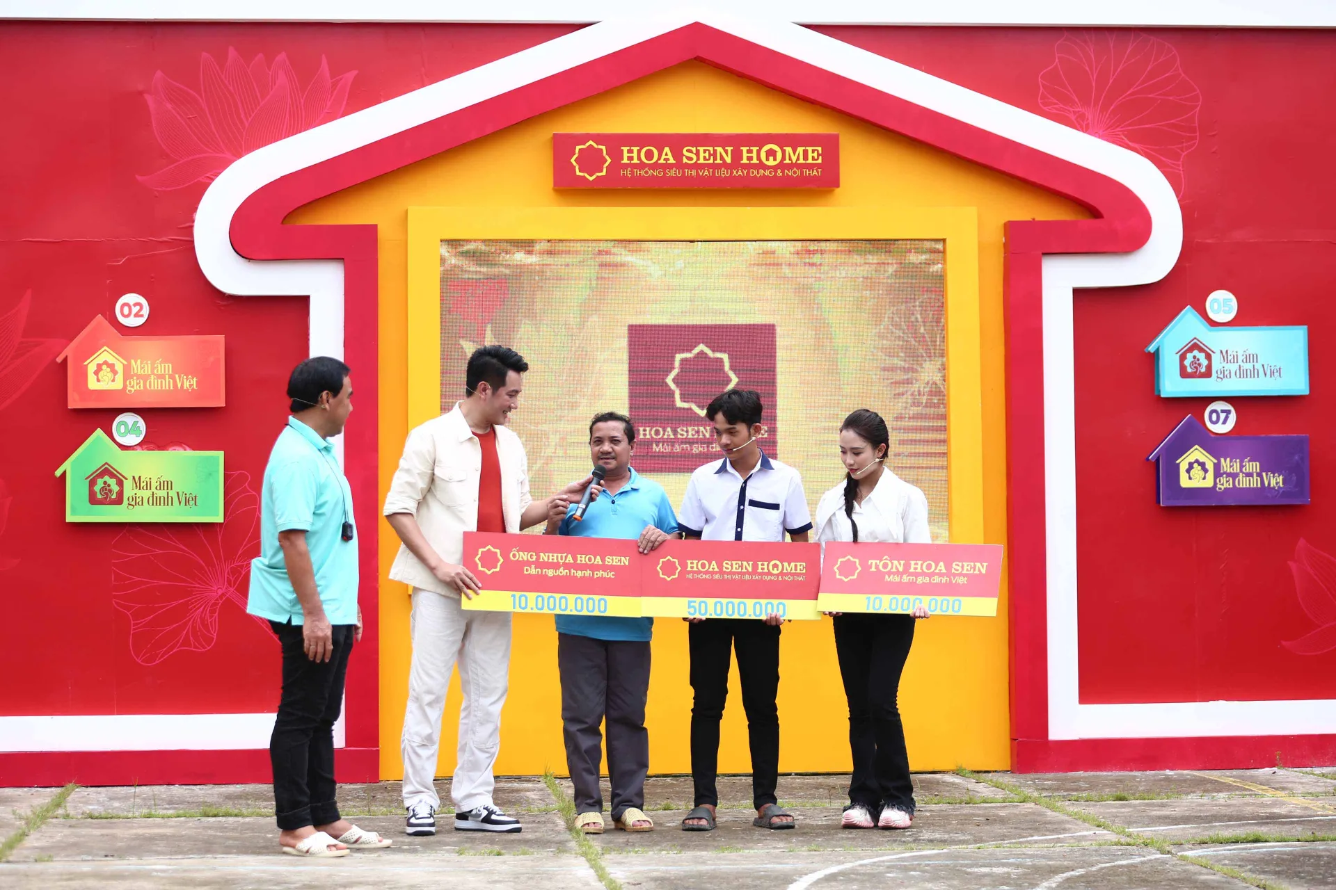 nguyen-phi-hung-va-linh-thuy-dan-gop-suc-mang-ve-105-trieu-dong-cho-cac-em--nho-mo-coi6