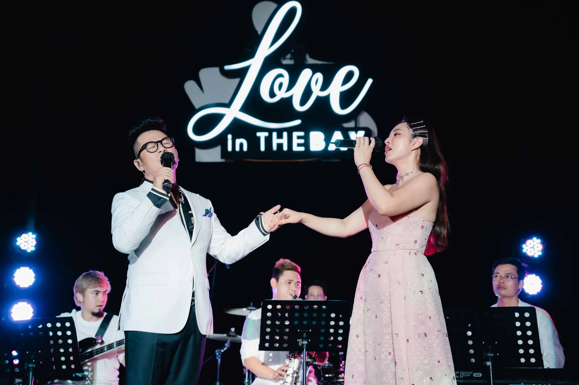 bang-kieu-bao-tram-song-ca-cuc-ngot-ngao-tren-du-thuyen1