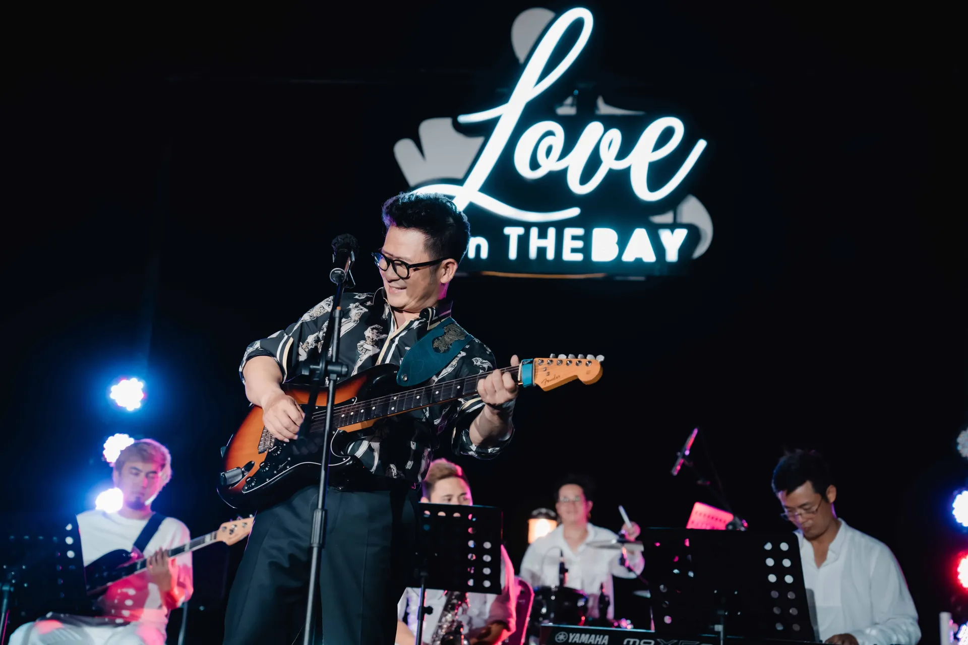 bang-kieu-bao-tram-song-ca-cuc-ngot-ngao-tren-du-thuyen13