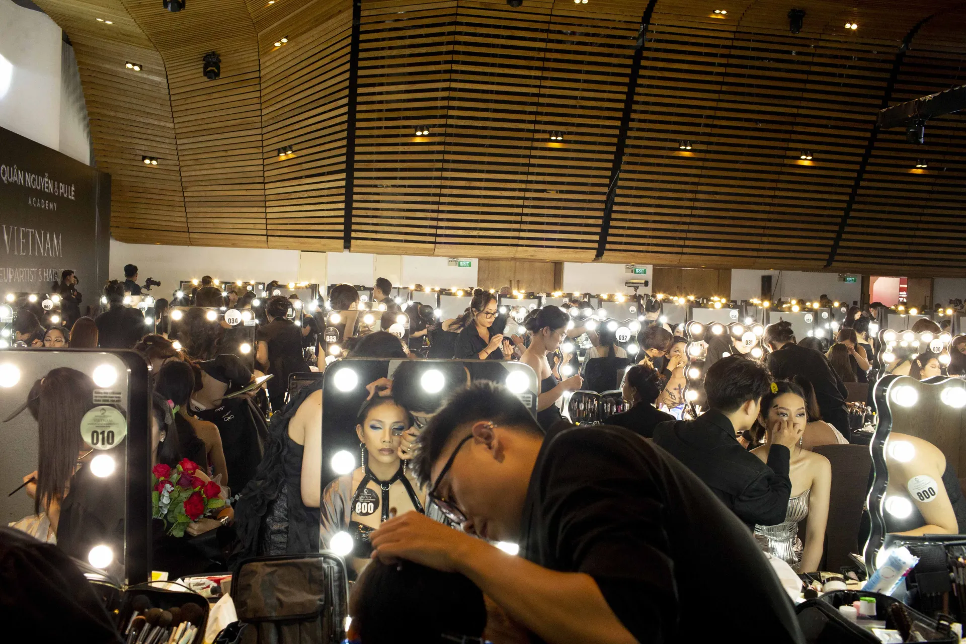 ngoc-chau-thien-an-khanh-van-khoe-trang-phuc-cuc-slay-lam-giam-khao-cuoc-thi-makeup123 (2)6