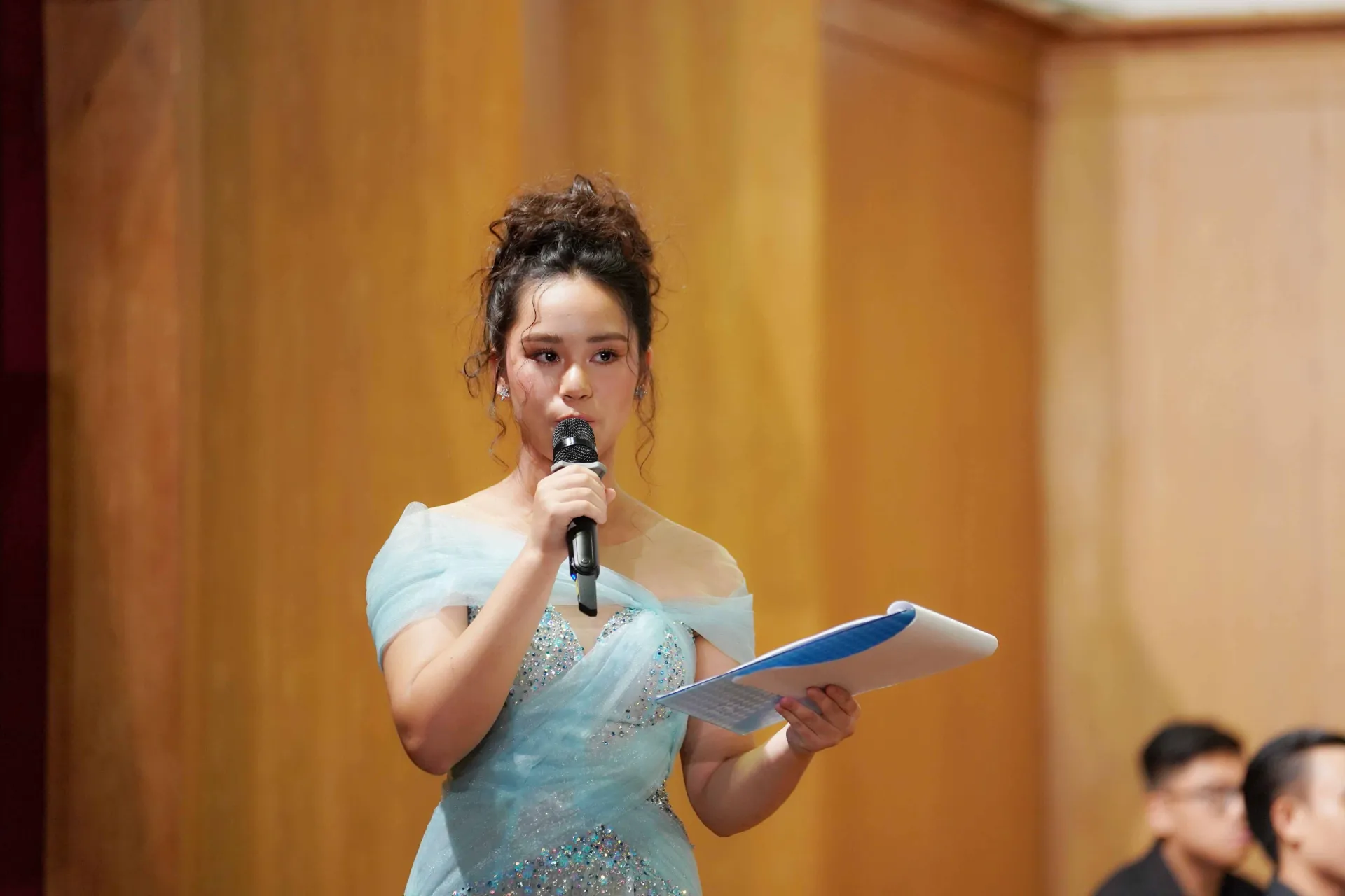 bella-vu-lam-mc-song-ngu-buoi-hoa-nhac-tu-thien-gay-quy-cho-benh-nhi-ung-thu-tai-tphcm1