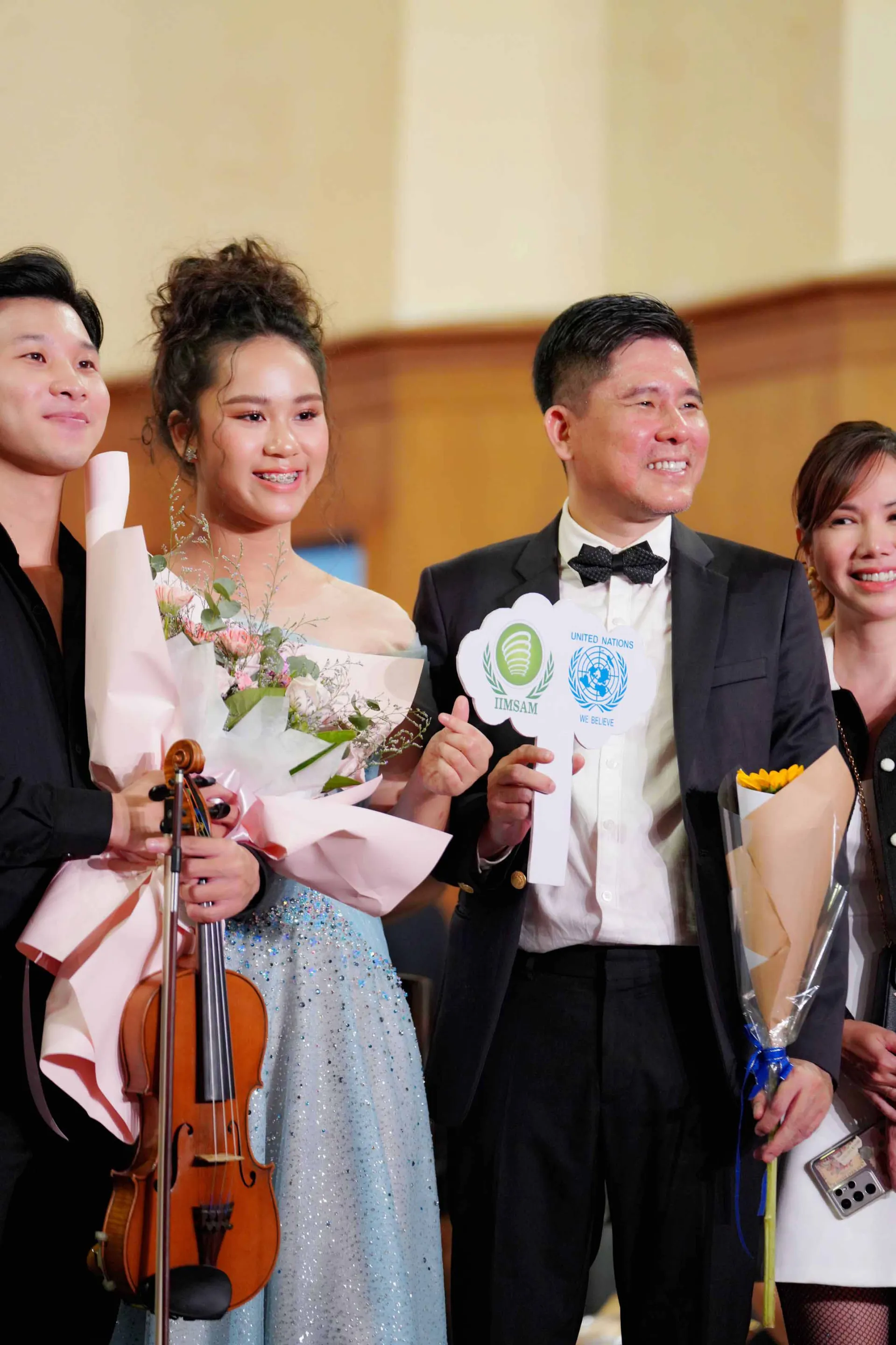 bella-vu-lam-mc-song-ngu-buoi-hoa-nhac-tu-thien-gay-quy-cho-benh-nhi-ung-thu-tai-tphcm3