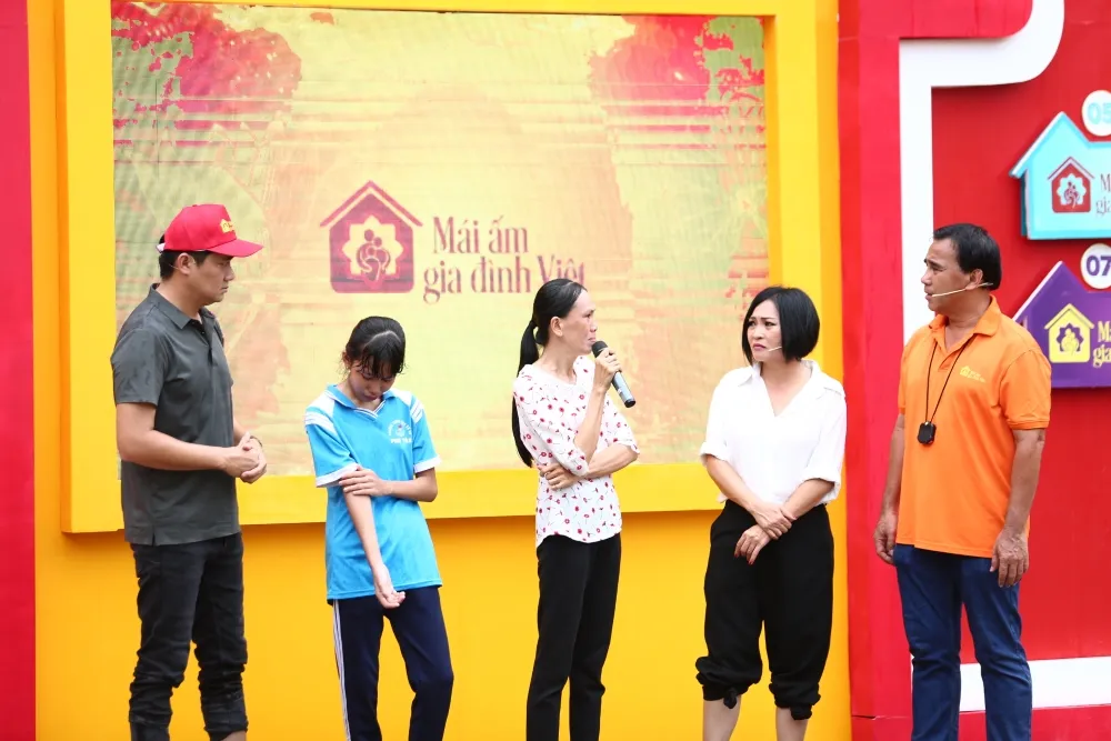 be-gai-mo-coi-cha-me-tu-luc-1-tuoi-khien-quyen-linh-phuong-thanh-xot-xa2