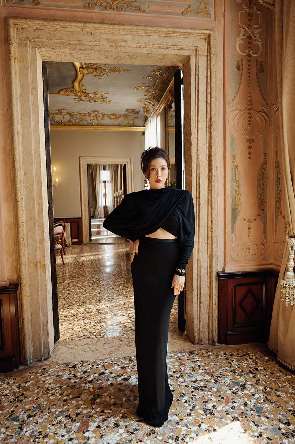 hoa-hau-thu-hoai-dien-mot-ho-vai-tran-se-xau-van-thanh-lich-cuon-hut2 (2)