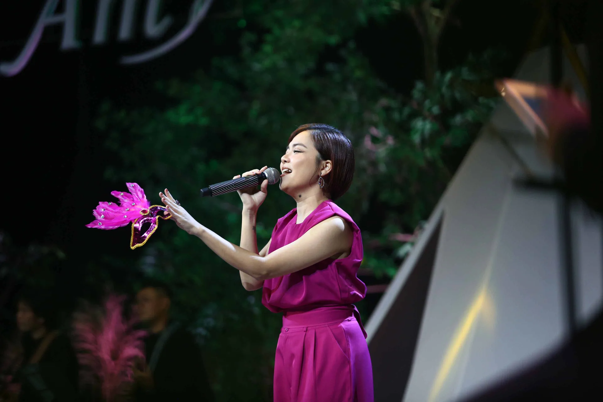 giong-ca-ca-phe-dang-va-mua-tiet-lo-ly-do-hon-10-nam-vang-mat-tren-san-khau2 (2)