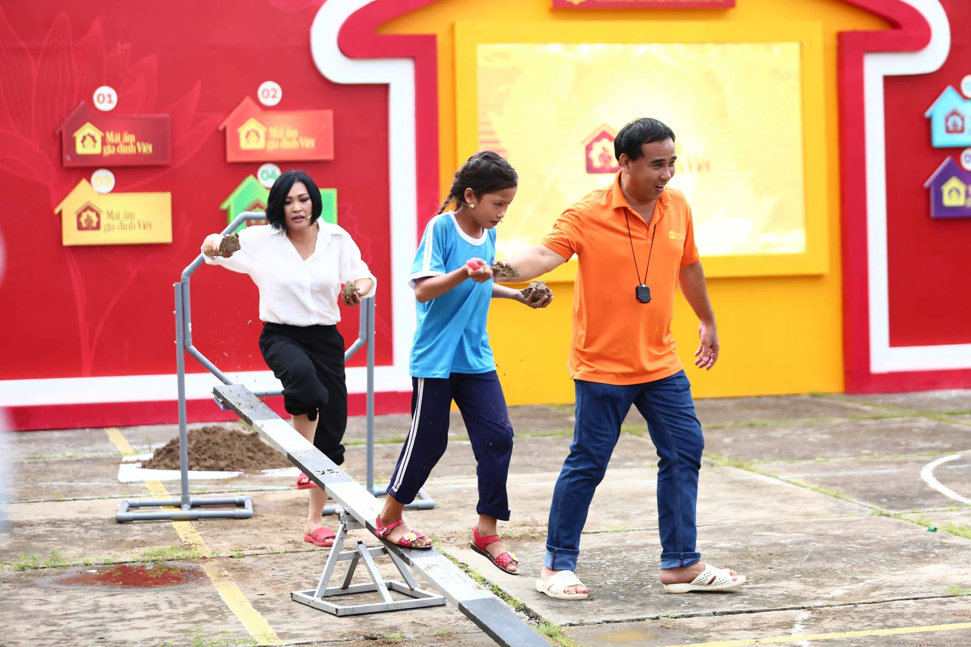 phuong-thanh-va-minh-luan-gop-suc-mang-ve-95-trieu-dong-cho-cac-em-nho-mo-coi3