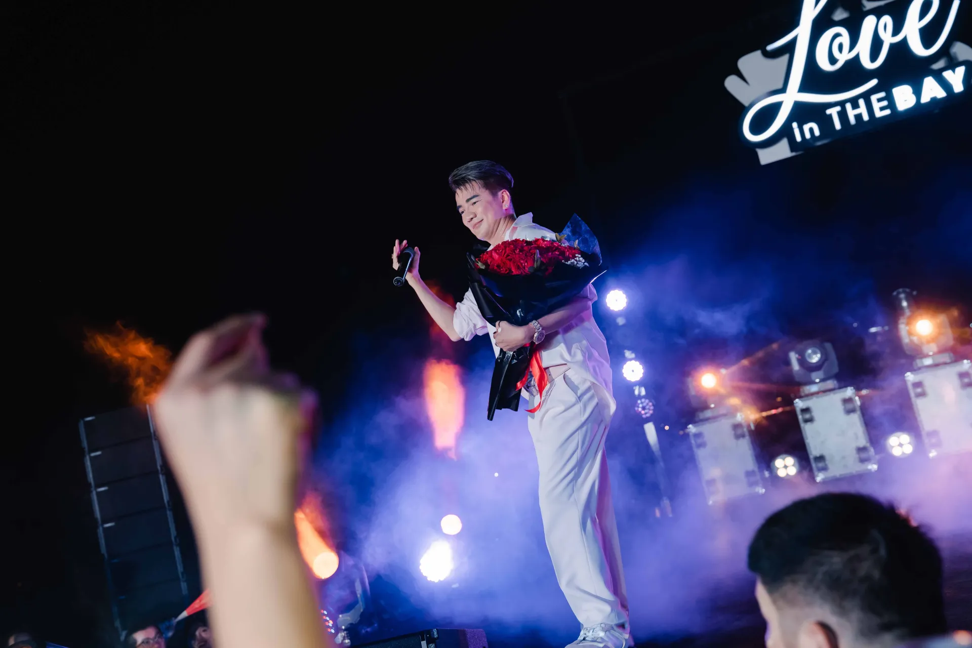 xu-huong-du-lich-ket-hop-am-nhac-dem-tren-vinh-ha-long-thu-hut-5000-luot-khach1