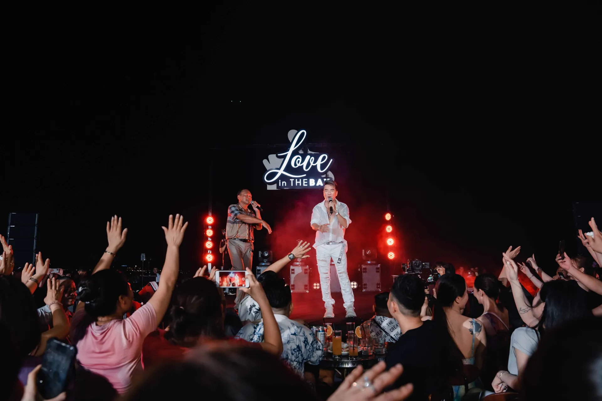 xu-huong-du-lich-ket-hop-am-nhac-dem-tren-vinh-ha-long-thu-hut-5000-luot-khach2