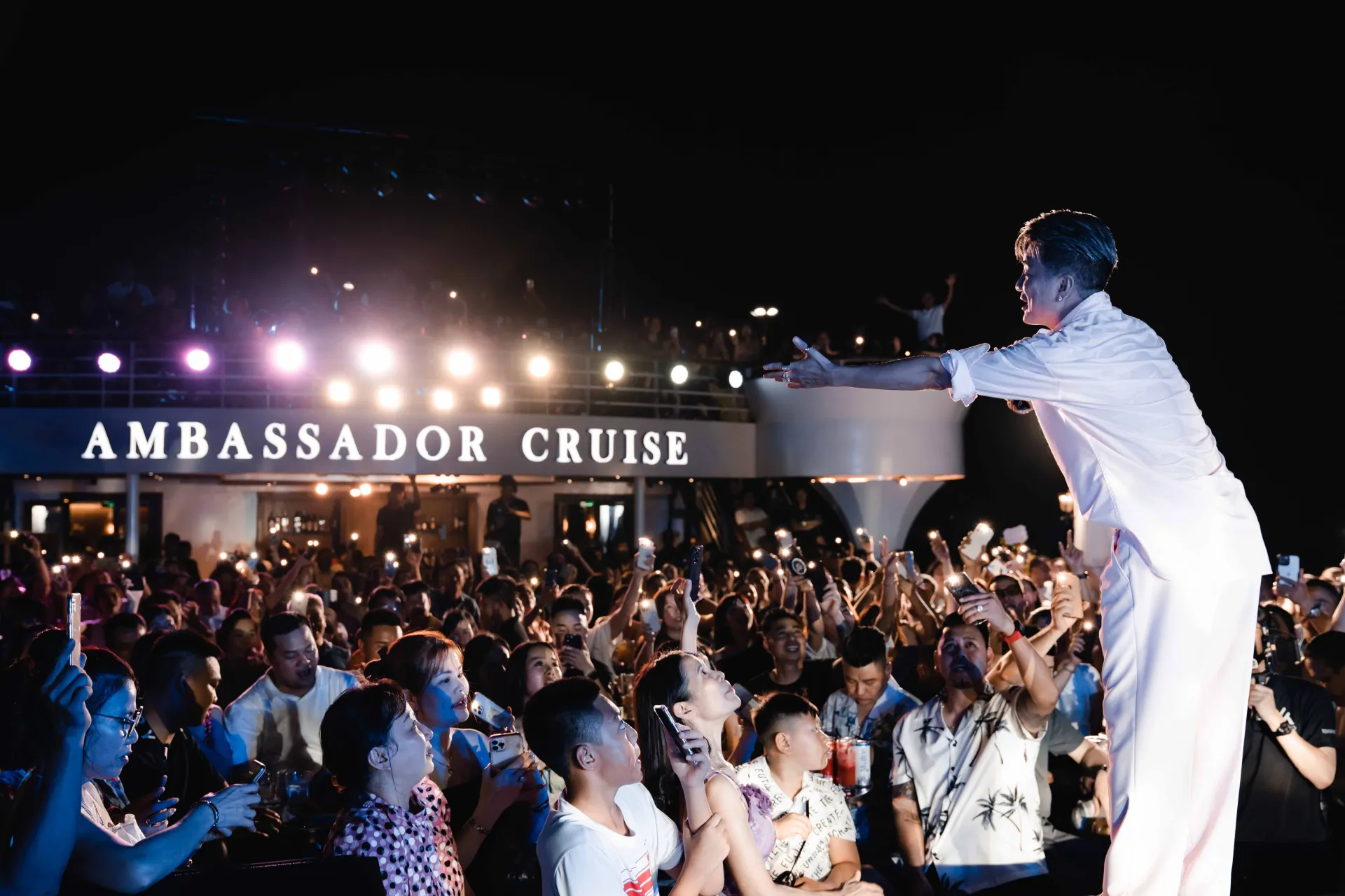 xu-huong-du-lich-ket-hop-am-nhac-dem-tren-vinh-ha-long-thu-hut-5000-luot-khach23