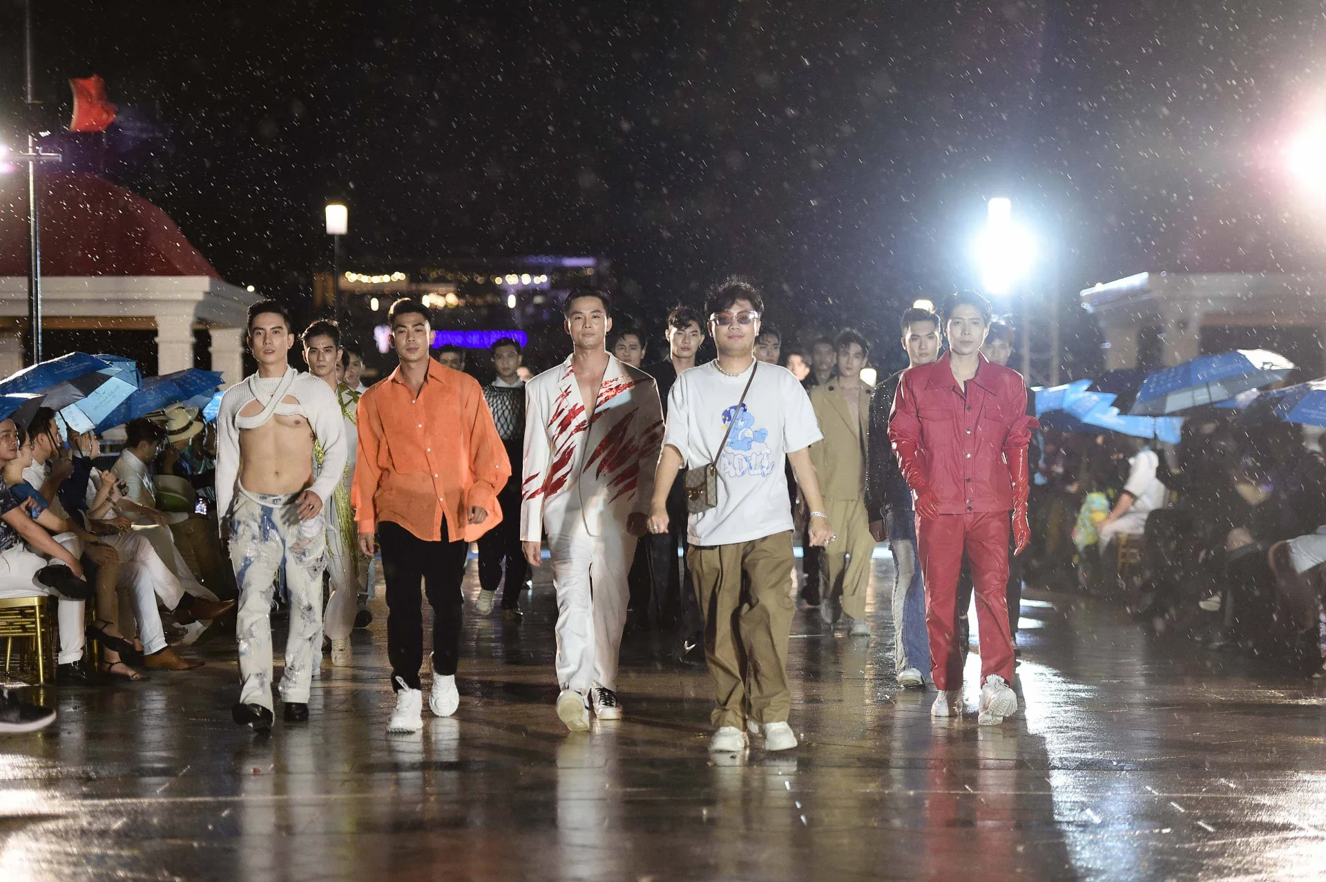 loat-thi-sinh-hoa-hau-dai-duong-viet-nam-trinh-dien-bst-cua-5-nha-thiet-ke-viet366