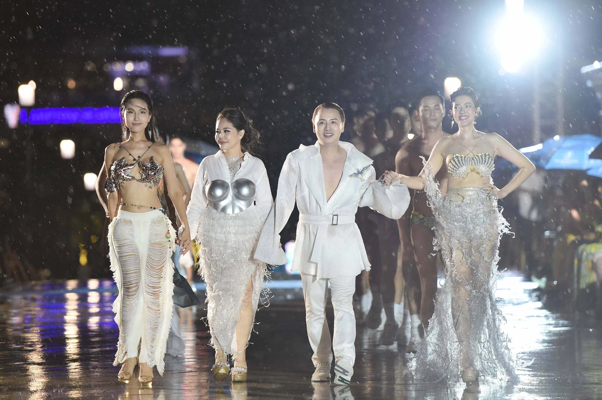 loat-thi-sinh-hoa-hau-dai-duong-viet-nam-trinh-dien-bst-cua-5-nha-thiet-ke-viet3666