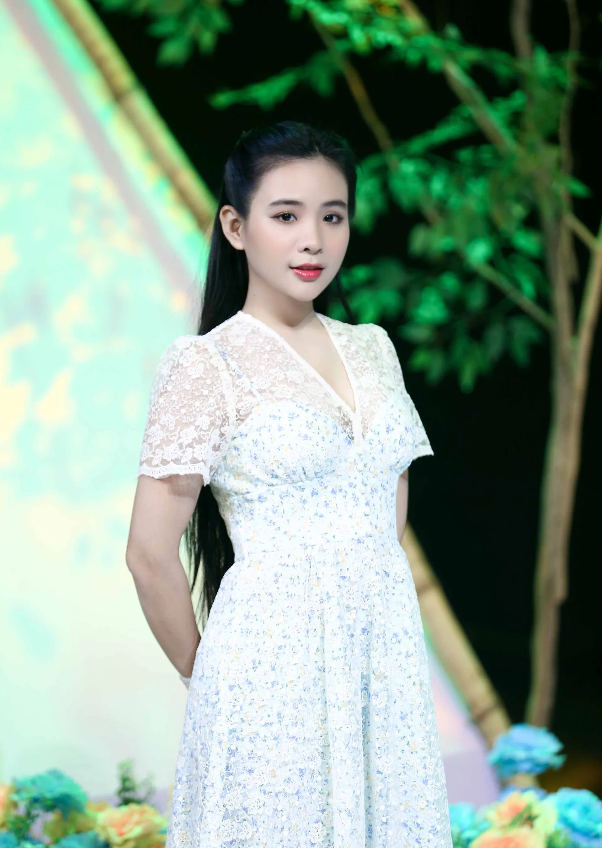 lam-hung-nai-ni-con-gai-nuoi-co-ns-phi-nhung-the-hien-ca-khuc-do-minh-sang-tac1