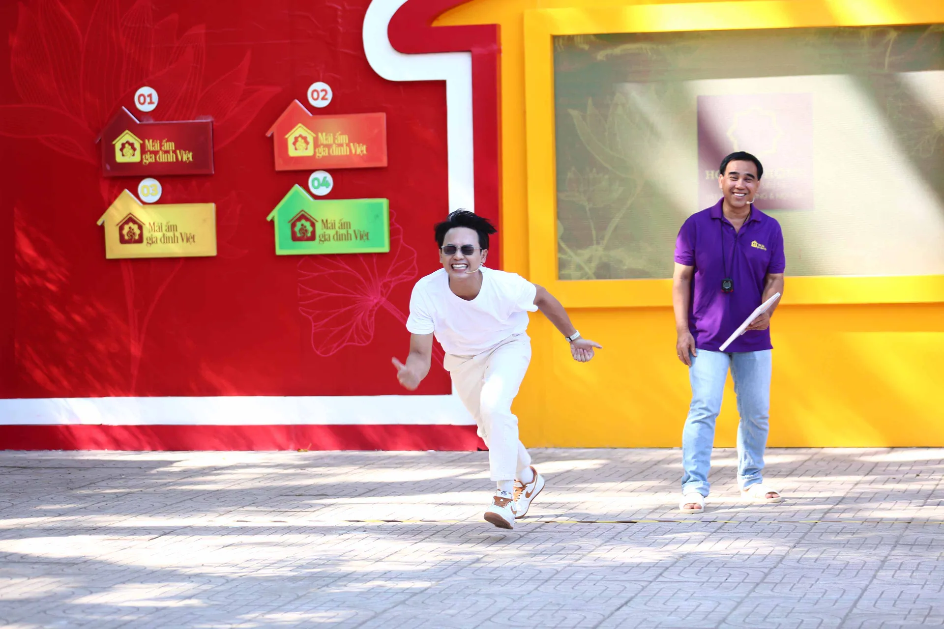 nguyen-anh-tu-va-linh-huong-gop-suc-mang-ve-85-trieu-dong-cho-cac-em-nho-mo-coi2