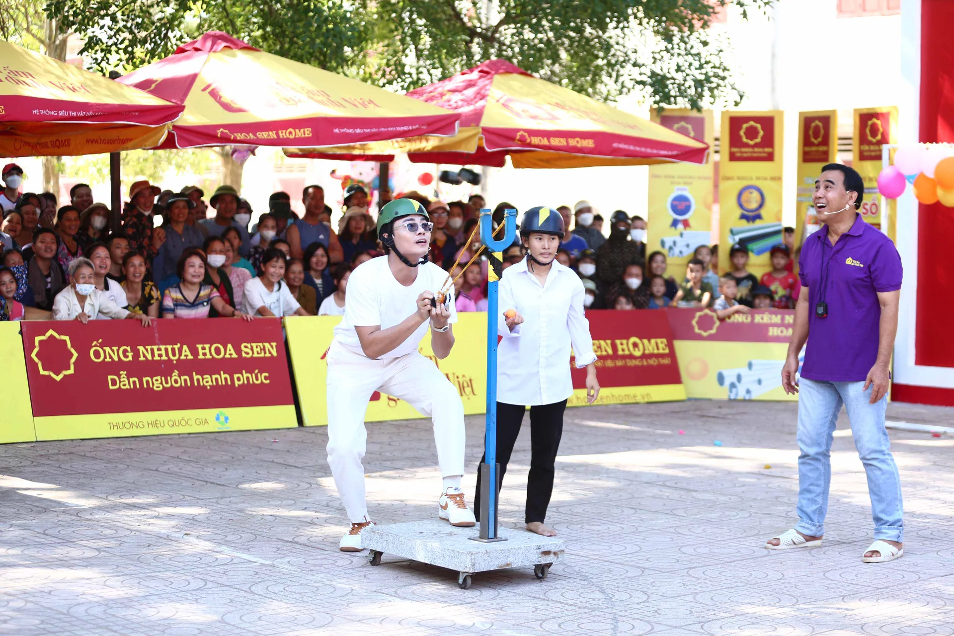 nguyen-anh-tu-va-linh-huong-gop-suc-mang-ve-85-trieu-dong-cho-cac-em-nho-mo-coi4