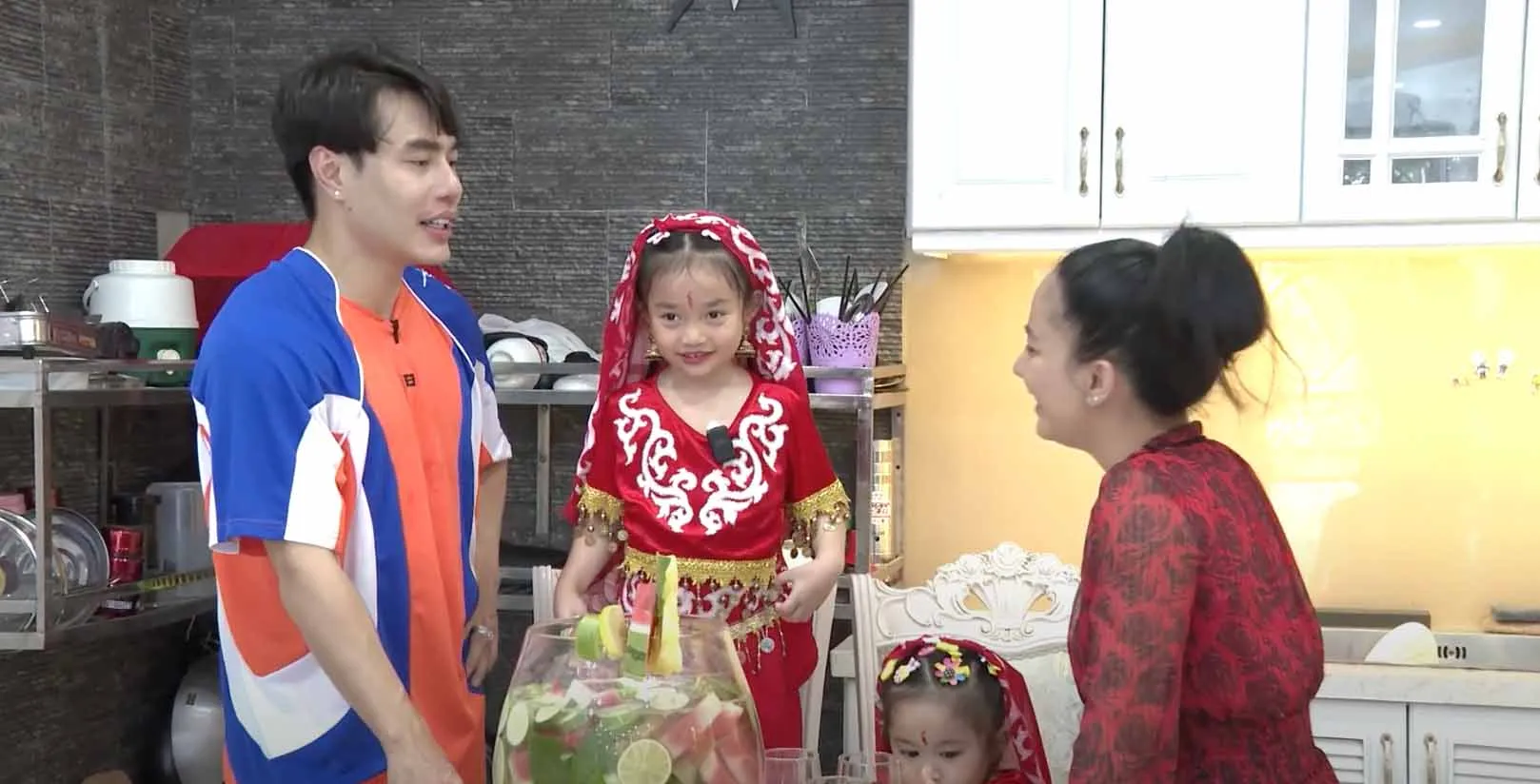 tap-16-me-vang-nha-ba-la-sieu-nhan-le-duong-bao-lam-bien-dao-mua-an-do1553