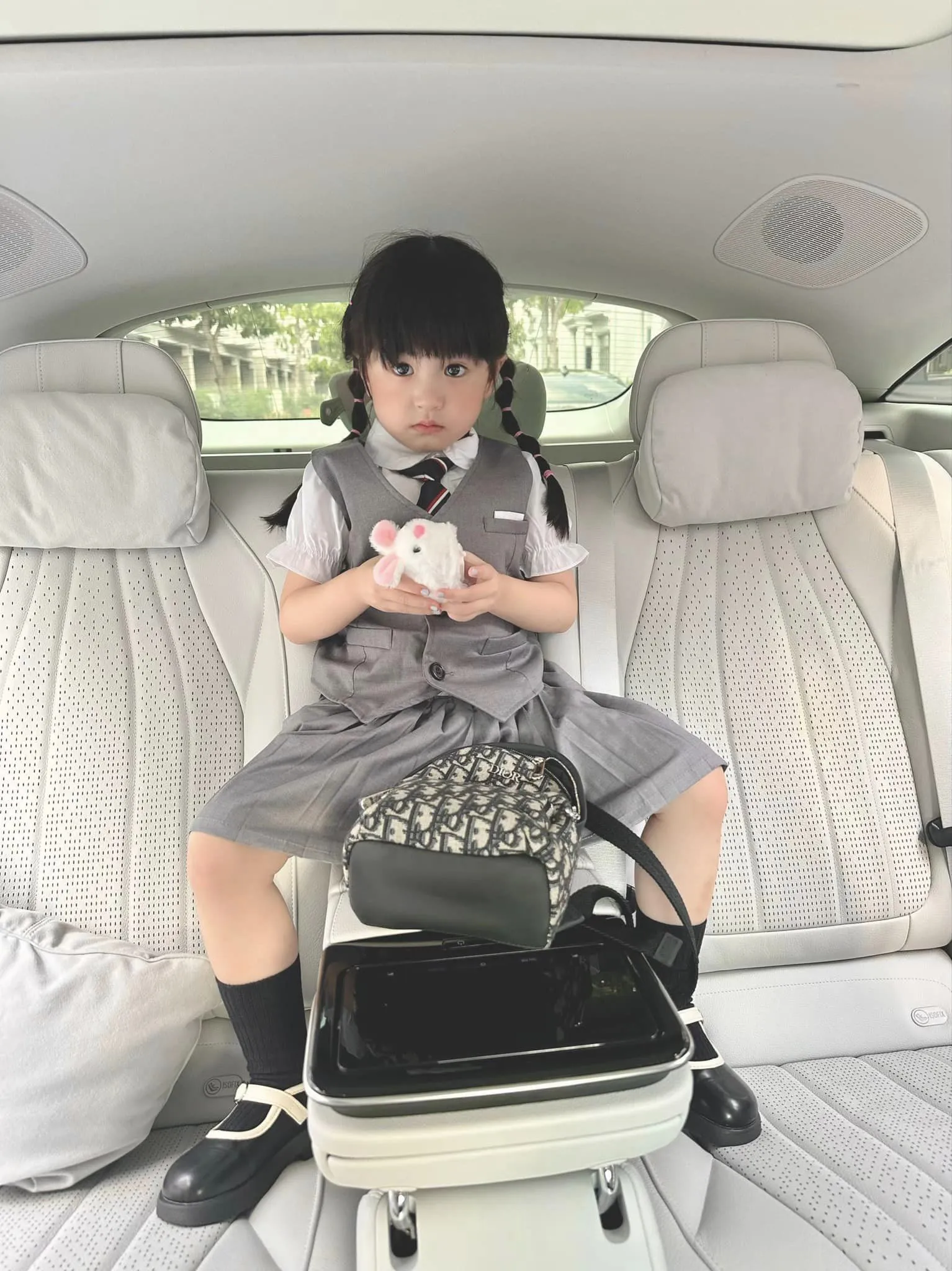 con-gai-ut-doan-di-bang-2