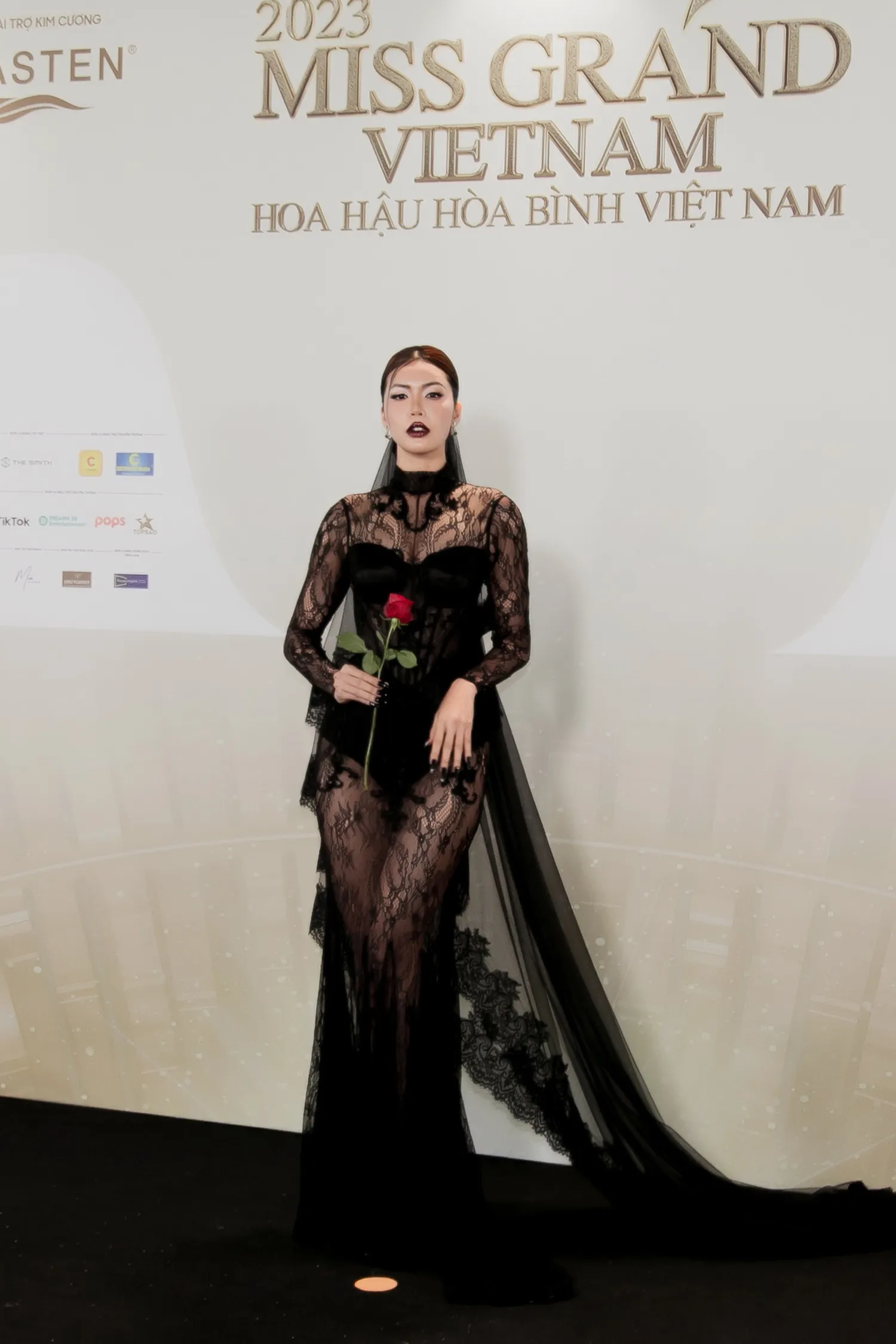 minh-tu-dien-dam-phong-cach-gothic-ma-mi-len-san-khau-miss-grand-viet-nam-20231