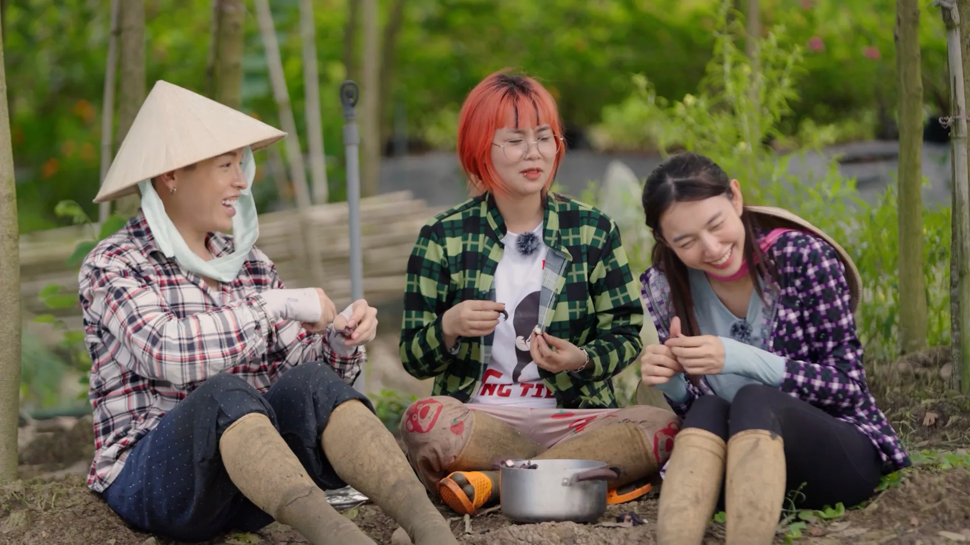 thuy-tien-cuop-hit-cua-duc-phuc-the-hien-ngay-tren-ruong-au134