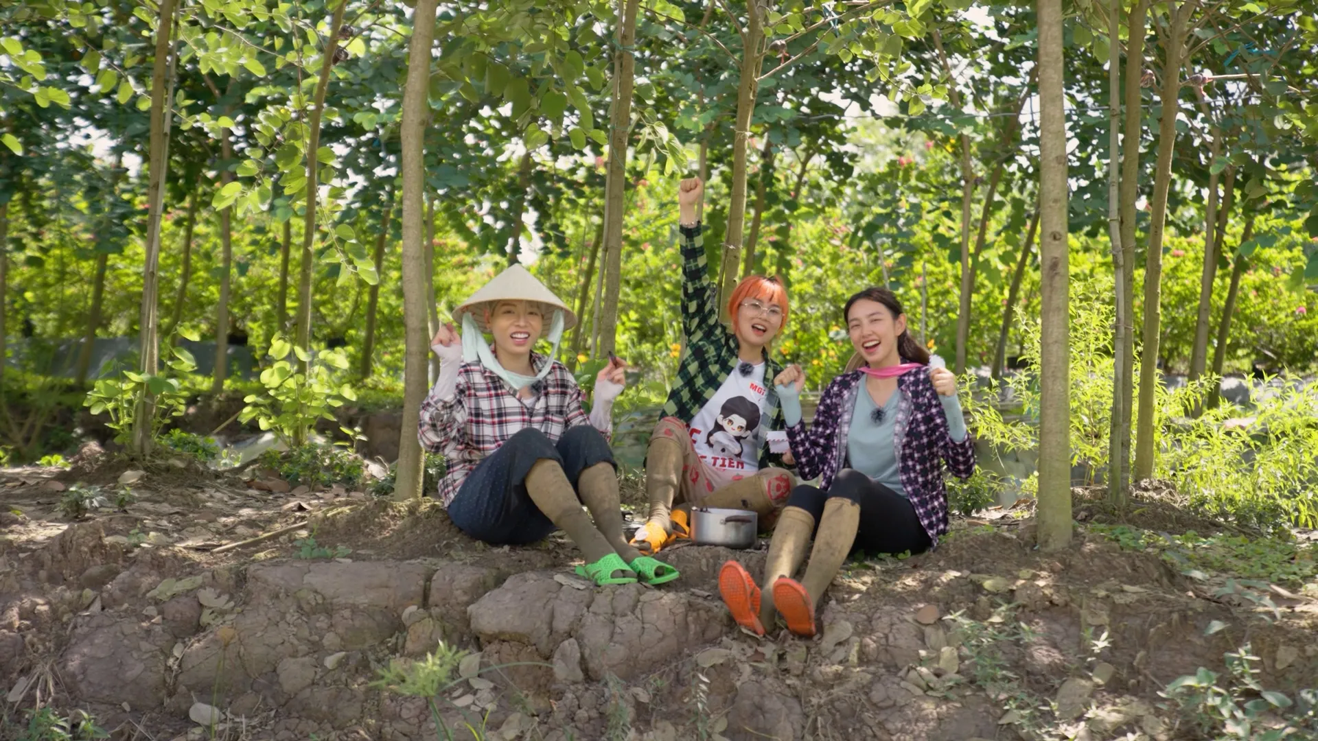 thuy-tien-cuop-hit-cua-duc-phuc-the-hien-ngay-tren-ruong-au167