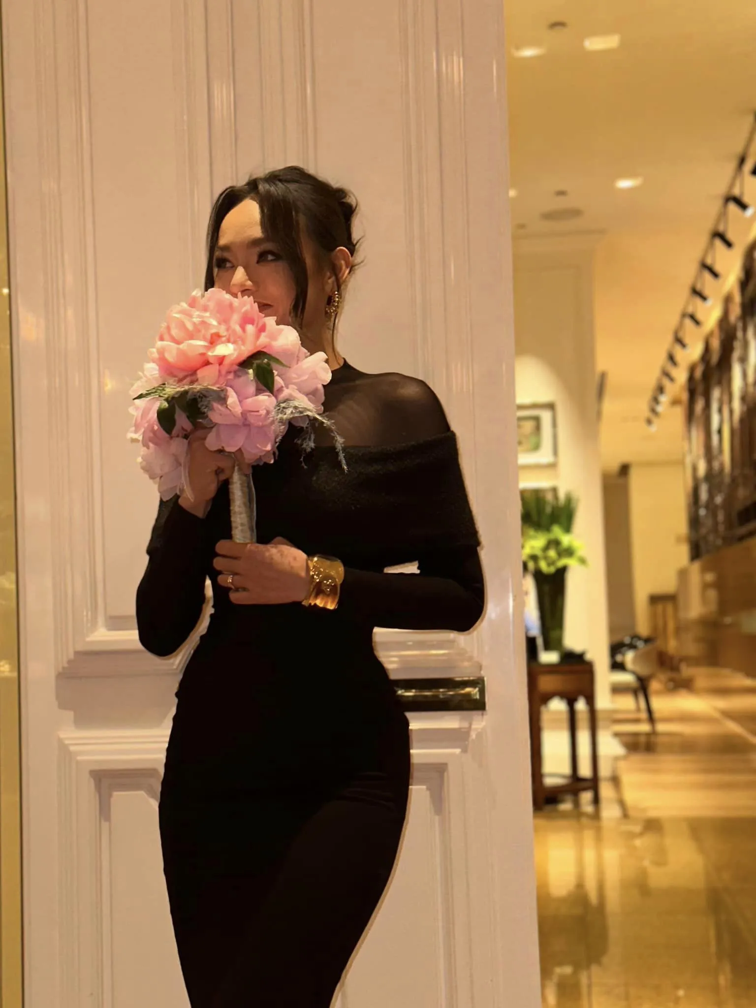 dam-cuoi-sieu-mau-thanh-hang-2