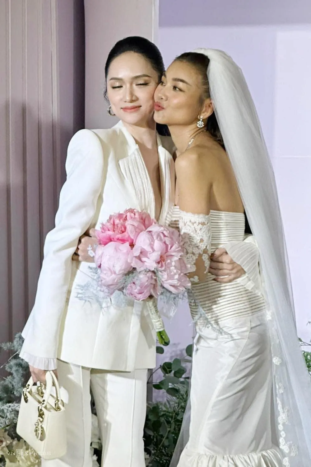 dam-cuoi-sieu-mau-thanh-hang-6