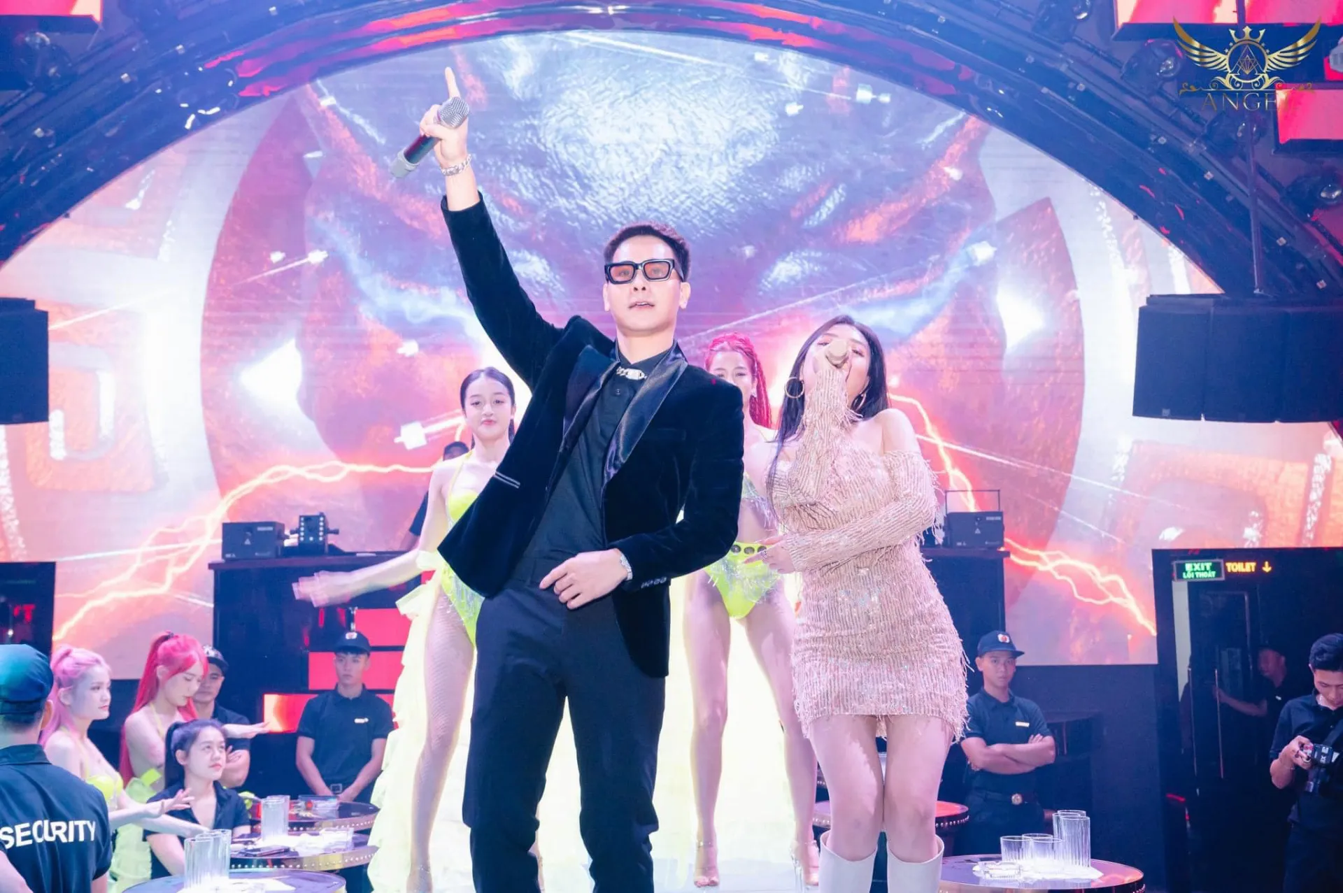 chu-bin-gap-su-co-o-quan-bar-2