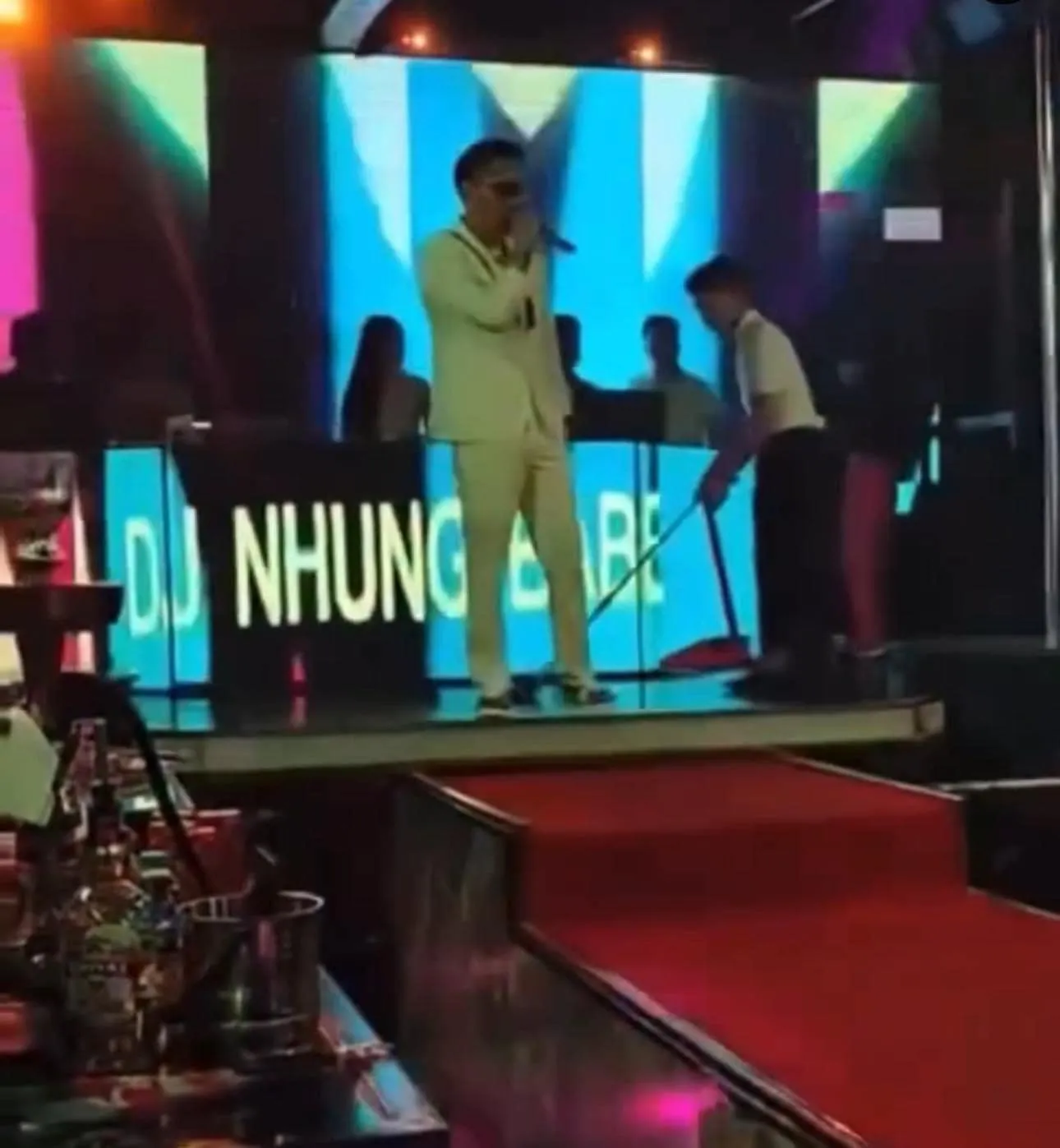 chu-bin-gap-su-co-o-quan-bar-3