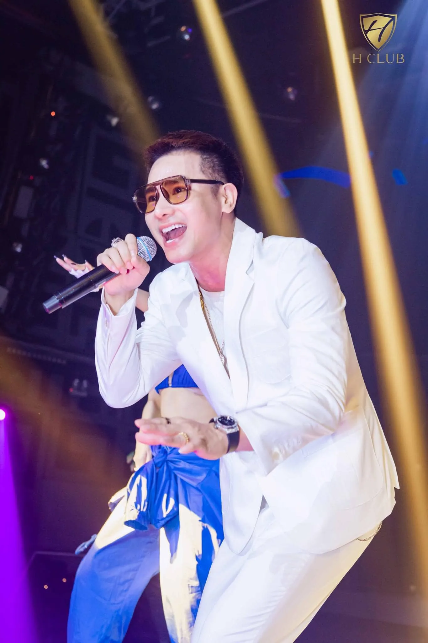 chu-bin-gap-su-co-o-quan-bar-5