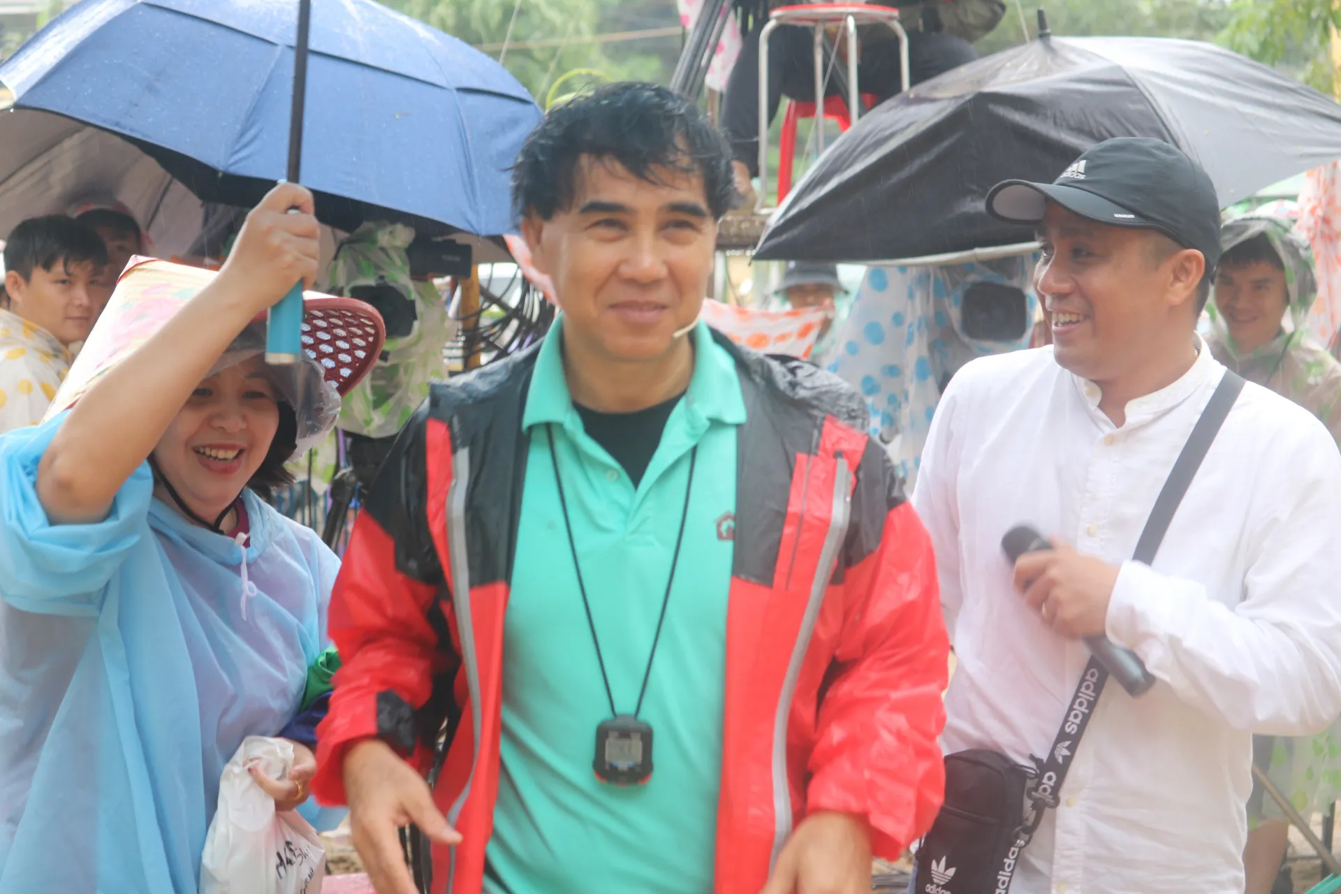 mc-quyen-linh-giup-do-nguoi-ngheo-2