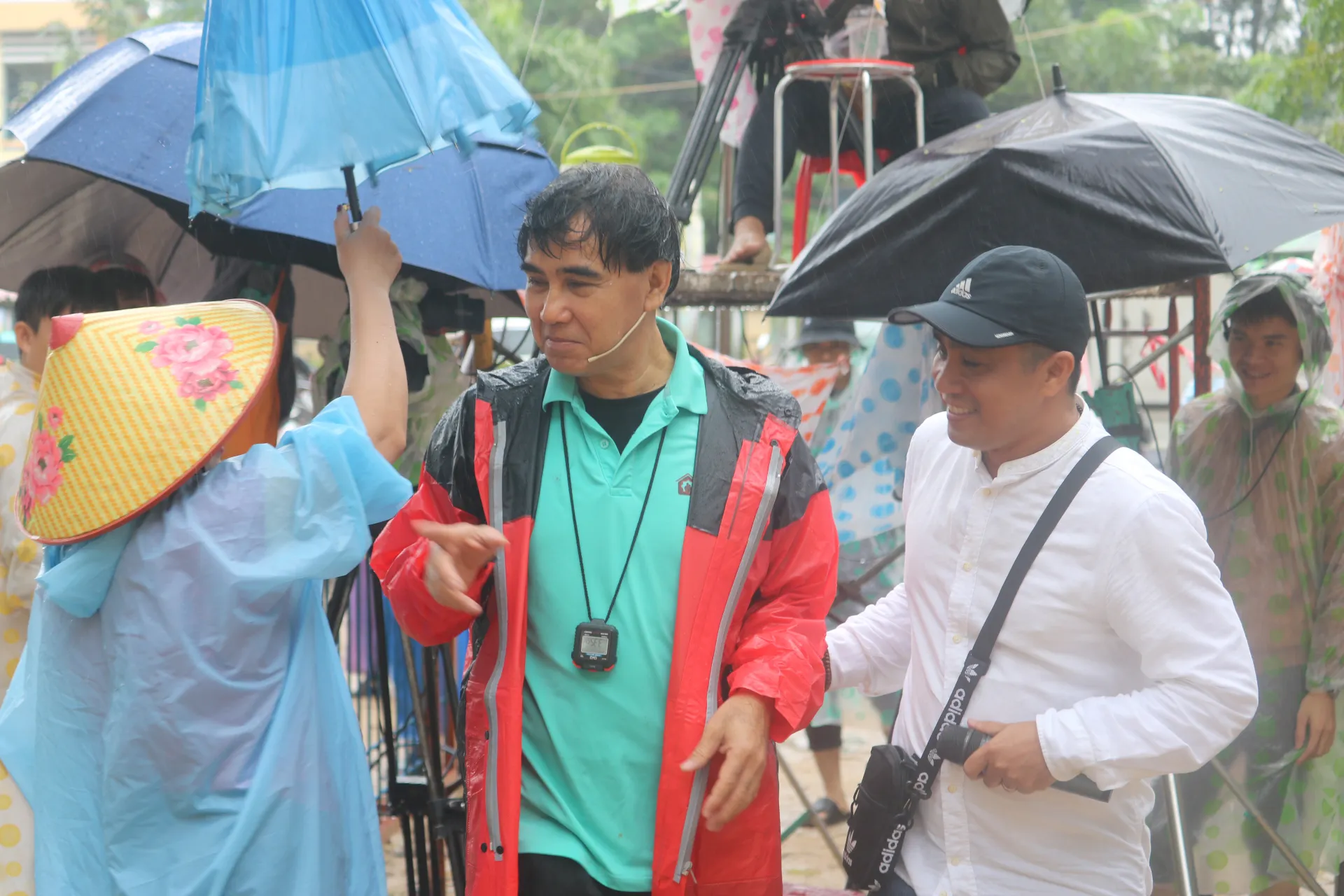 mc-quyen-linh-giup-do-nguoi-ngheo-3