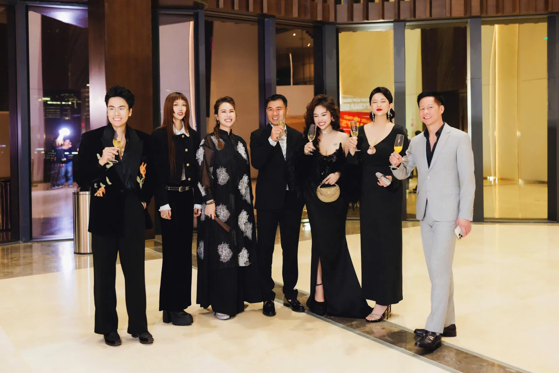 CHỤP CÙNG MC THÁI DŨNG, VÂN HUGO, HOA HẬU PHAN NHƯ THẢO_1-min