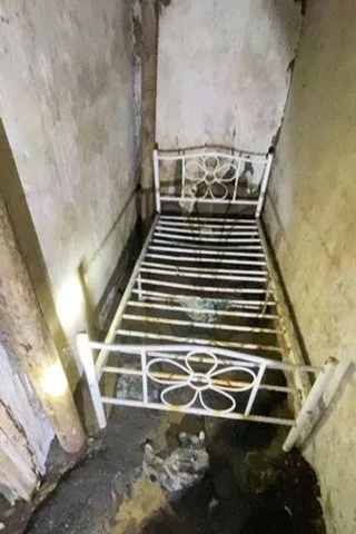 dang-don-nha-moi-cap-vo-chong-ngo-ngang-phat-hien-bi-mat-phia-sau-buc-tuong-phong-tam-5-1680662041-772-width640height480