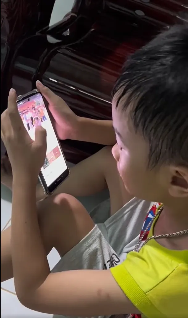 me-ra-di-vi-va-cham-giao-thong-em-nho-tron-1-goc-xem-lai-tin-nhan-me-c6689163