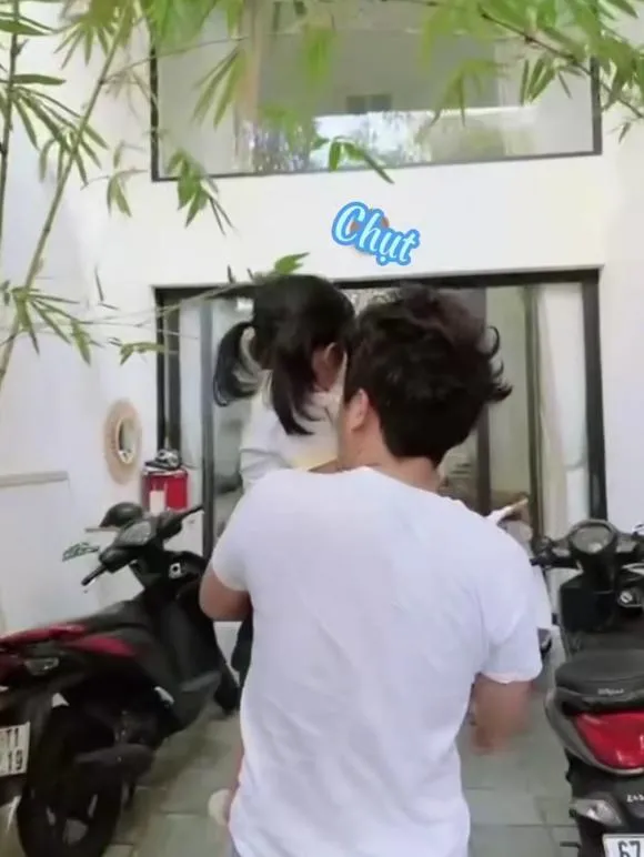 truong-giang-tiet-lo-22nghi-thuc22-khi-di-hoc-ve-cua-minh-va-con-gai-be-destiny-con-lam-dieu-nay-cho-em-minh-6-ngoisaovn-w1006-h1340