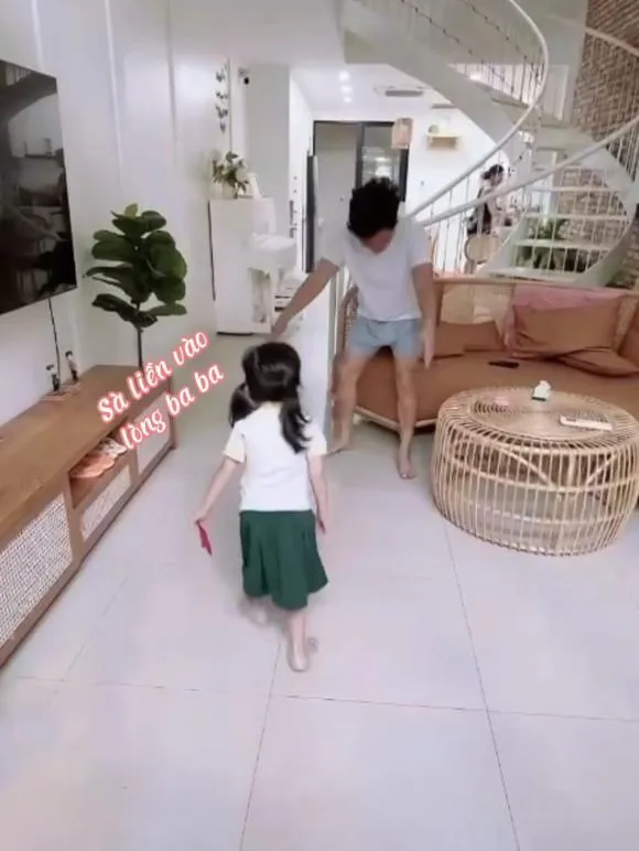 truong-giang-tiet-lo-22nghi-thuc22-khi-di-hoc-ve-cua-minh-va-con-gai-be-destiny-con-lam-dieu-nay-cho-em-minh-9-ngoisaovn-w1006-h1340