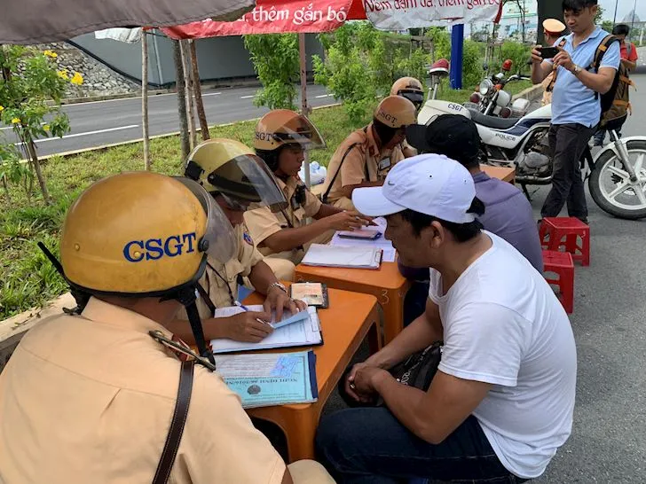 khong-co-bang-lai-xe-may-phat-bao-nhieu-csgt-co-giam-xe-khong-1