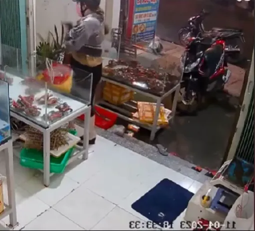 nguoi-phu-nu-trom-cua-bo-vao-ao (1)