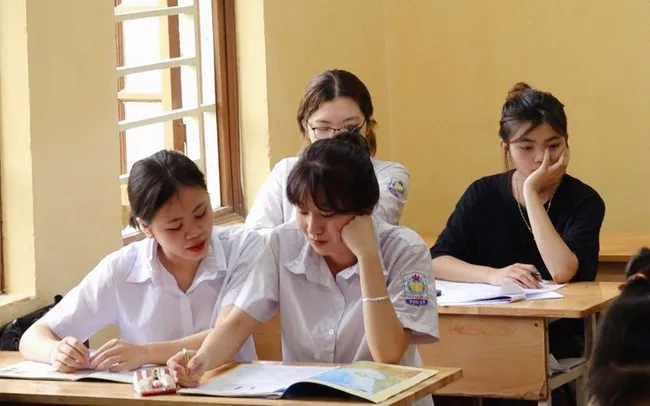 thi-sinh-giao-vien-phan-anh-ve-de-thi-dia-lu (1)