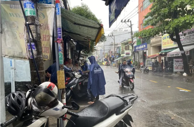 bi-dien-giat-khi-leo-len-mai-nha-don-rac (1)