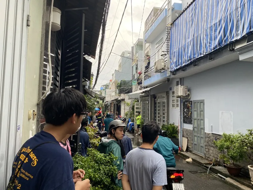 bi-dien-giat-khi-leo-len-mai-nha-don-rac (2)