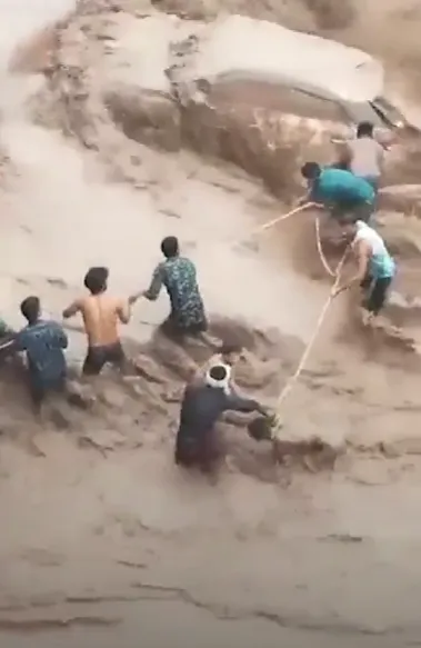 nhom-nguoi-giai-cuu-nguoi-phu-nu-ket-trong-oto-bi-nuoc-cuon (1)