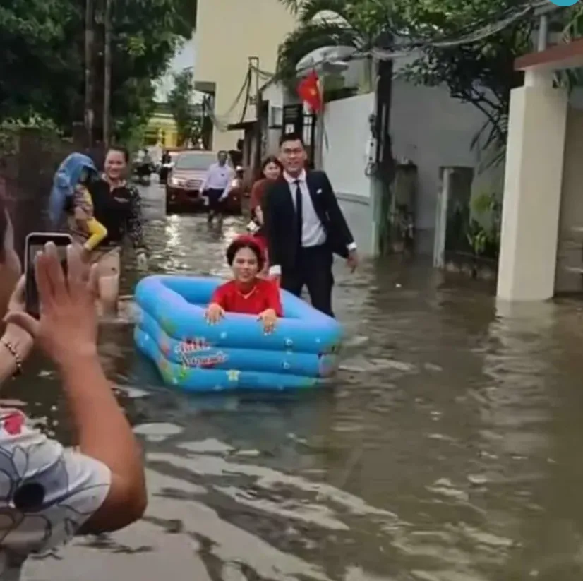 co dau ngoi phao tre em di dua dau (2)