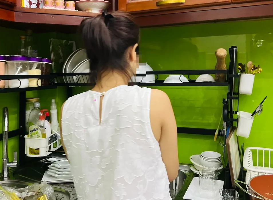 co-gai-di-lam-giup-viec-bi-hoi-sao-khong-lam-sugar-baby (1)