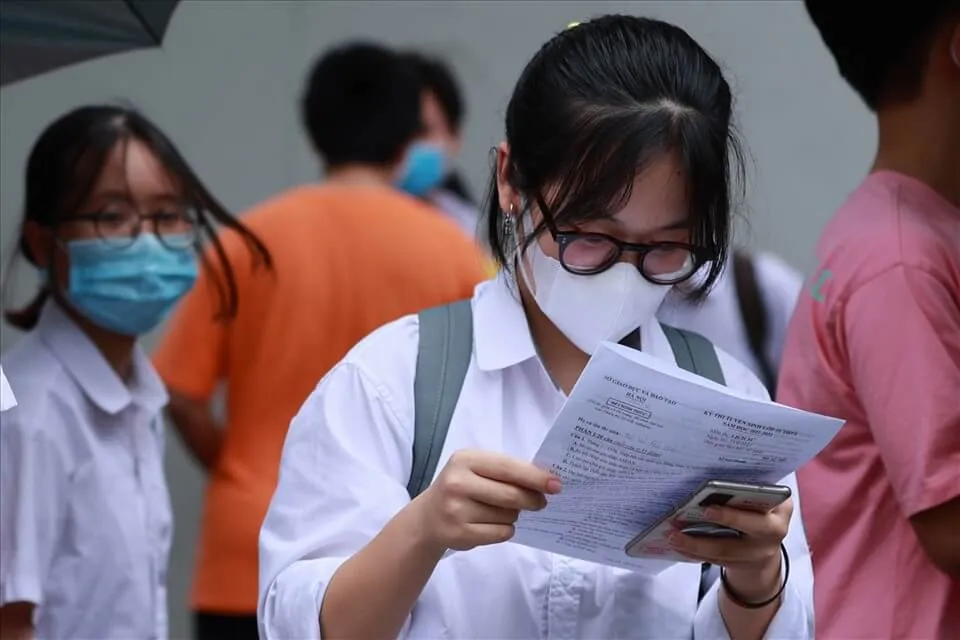 diem-thi-lop-10-khien-nhieu-phu-huynh-thot-tim (2)