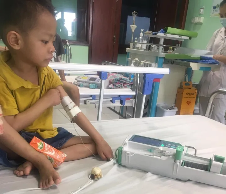 me-sinh-them-em-be-ghep-tuy-cuu-con