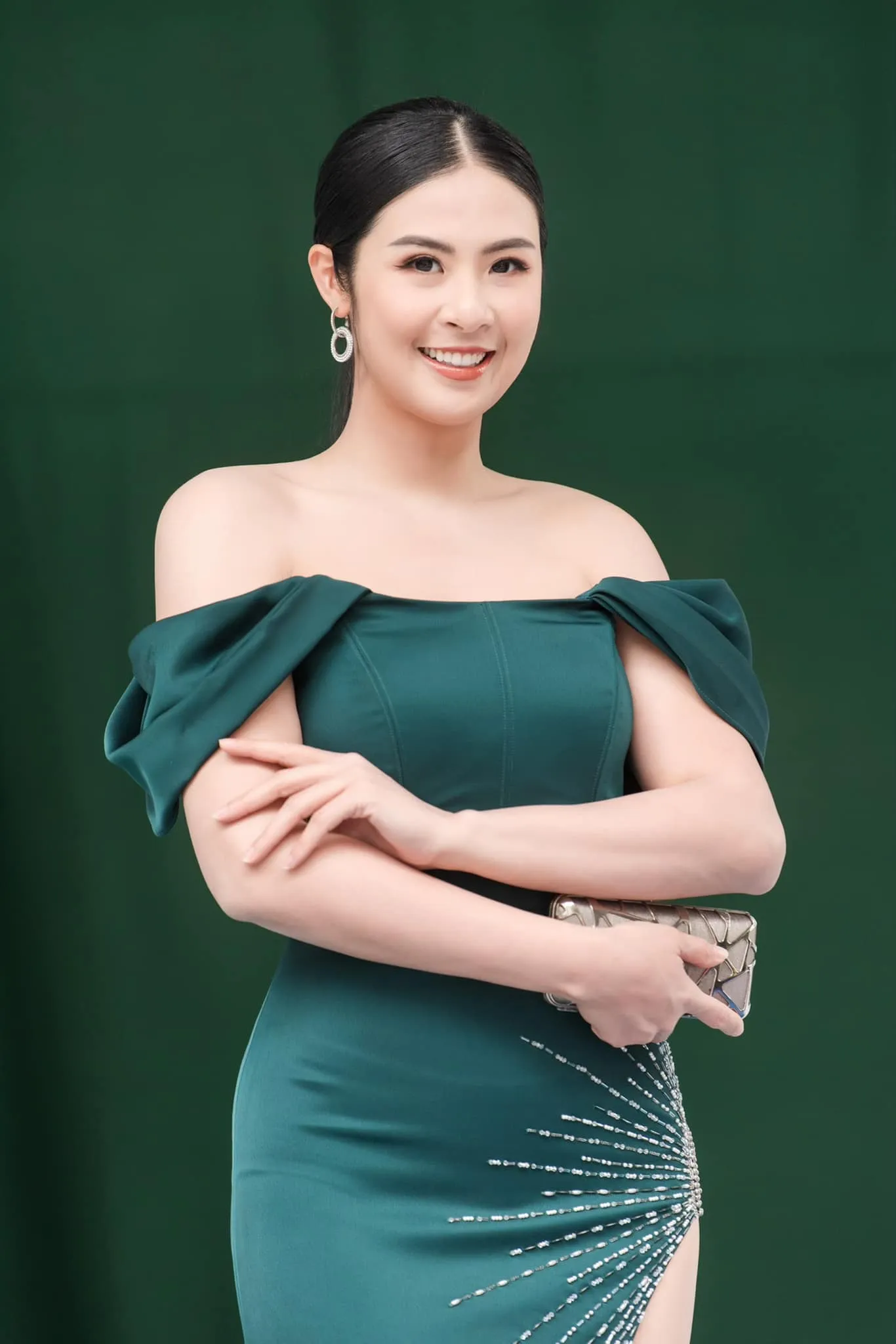 hoa-hau-ngoc-han-thu-nhap-1-ty-dong (3)