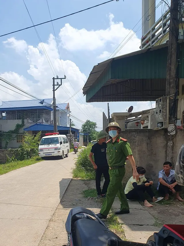 con-trai-12-tuoi-phat-hien-bo-me-qua-doi-trong-phong-ngu (1)